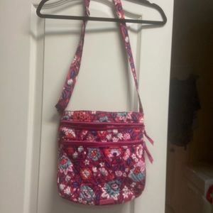 crossbody, 2 outside zipped pockets, one slip pocket.  One inside zipped pocket